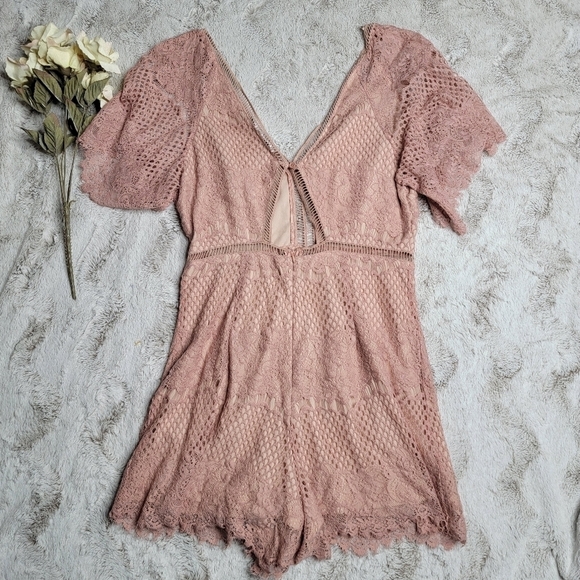 Lush Pale Blush Pink Eyelet Lace Wide Short Sleeve Romper Size M - Picture 7 of 11